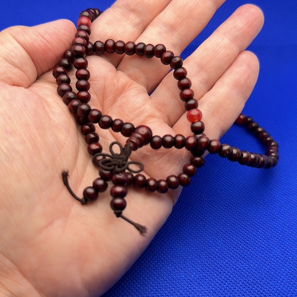New! Dark Cherry Sandalwood Mala Necklace - Picture 1 of 3